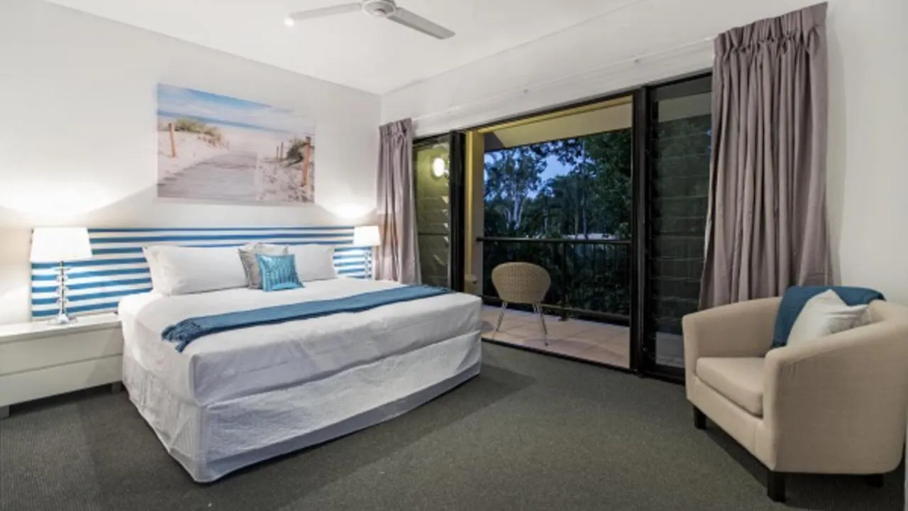 Catalina Port Douglas 0*,